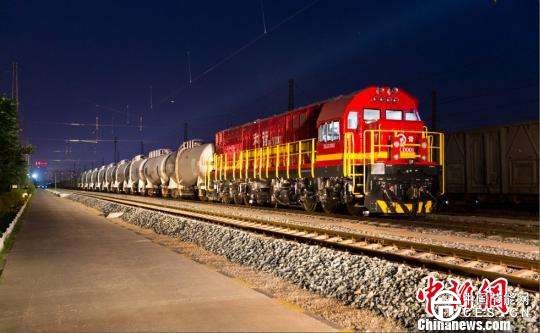 中國中車：我國首臺3000馬力節(jié)能環(huán)保型調(diào)車機車下線