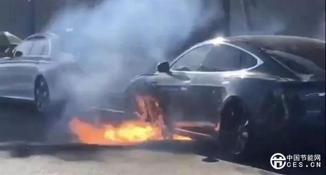 特斯拉又自燃了？是時(shí)候跟你聊聊電動(dòng)汽車的電池安全性了