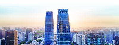 同比2017年制冷季，2018年，東環(huán)廣場(chǎng)制冷系統(tǒng)用電量少用21萬(wàn)度電，節(jié)約能耗成本約21萬(wàn)元。“都是節(jié)能綠色化改造的功勞。”東環(huán)廣場(chǎng)相關(guān)負(fù)責(zé)人感慨。