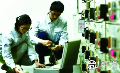 工作人員正在進(jìn)行能源審計(jì)