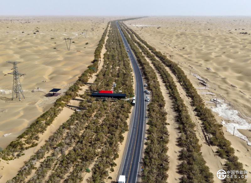 陽(yáng)光“養(yǎng)綠”首條零碳沙漠公路 陽(yáng)光“養(yǎng)綠”首條零碳沙漠公路