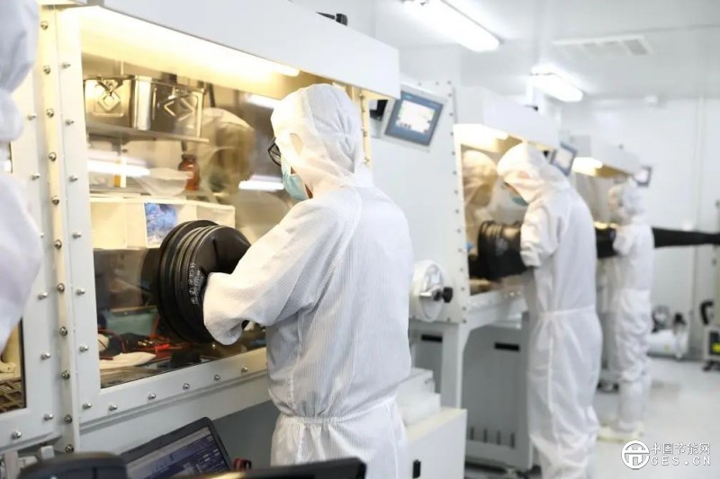 中國(guó)團(tuán)隊(duì)攻克鈣鈦礦規(guī)?；a(chǎn)技術(shù)難題