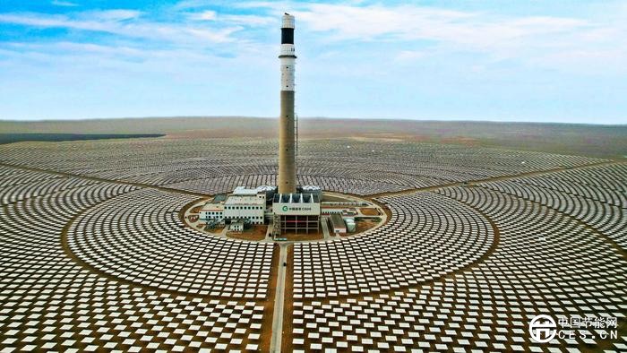戈壁上的“金色之塔”：一座光熱電站如何喚醒沉睡的荒漠