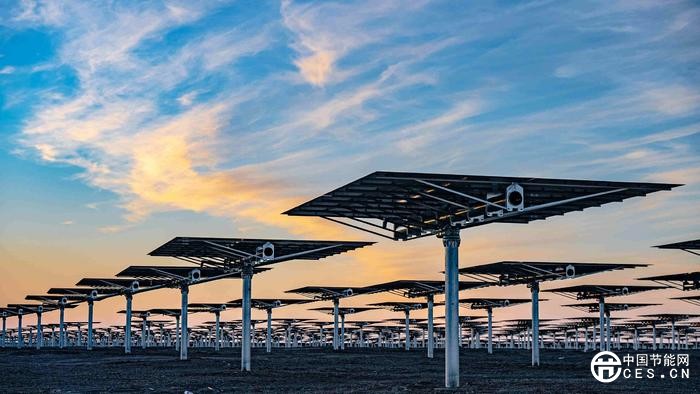 戈壁上的“金色之塔”：一座光熱電站如何喚醒沉睡的荒漠