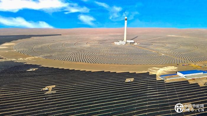 戈壁上的“金色之塔”：一座光熱電站如何喚醒沉睡的荒漠