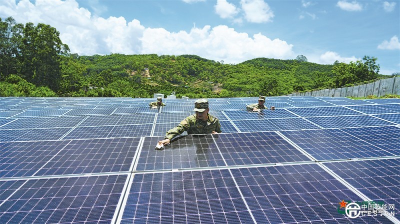 光伏發(fā)電讓營區(qū)供電不間斷——探訪軍營建設(shè)新成效 光伏發(fā)電讓營區(qū)供電不間斷——探訪軍營建設(shè)新成效
