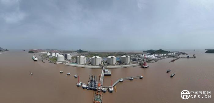 上海LNG(液化天然氣)站線擴(kuò)建項(xiàng)目碼頭工程10日通過交工驗(yàn)收，將合同總工期壓縮了120天。  　　上海LNG站線擴(kuò)建項(xiàng)目是國家油氣重點(diǎn)工程，位于上海國際航運(yùn)中心洋山深水港沈家灣作業(yè)區(qū)，由碼頭工程、接收站工程和輸氣管道工程三部分組成。其中，碼頭工程是接收站工程和管線工程的前道窗口，主要建設(shè)內(nèi)容為新建一座15萬總噸LNG專用泊位。碼頭采用蝶形布置，由工作平臺(tái)、主引橋、火炬平臺(tái)、6座靠船墩和6座系纜墩等組成，設(shè)計(jì)吞吐量為600萬噸/年，(吞吐量)較一期碼頭增長一倍。   上海LNG站線擴(kuò)建項(xiàng)目碼頭工程航拍圖。中交三航局供圖 　　此次交工驗(yàn)收的碼頭共有樁基415根，施工過程中面臨施工水域風(fēng)浪大、潮汐復(fù)雜等挑戰(zhàn)。在風(fēng)浪條件最差時(shí)，水上船機(jī)每月有效作業(yè)時(shí)間僅18天，給樁基施工帶來巨大壓力。項(xiàng)目團(tuán)隊(duì)科學(xué)調(diào)配施工資源，精準(zhǔn)把握作業(yè)窗口期，創(chuàng)新采用具備良好的抗風(fēng)浪性能及適應(yīng)大扭角、大斜率樁基的全回轉(zhuǎn)多功能打樁船，顯著提升了沉樁效率。同時(shí)，項(xiàng)目團(tuán)隊(duì)實(shí)行24小時(shí)不間斷輪班作業(yè)，高峰期投入8臺(tái)沖孔鉆機(jī)、3臺(tái)鉆孔樁基同步施工，并調(diào)配70余名作業(yè)人員及20余名管理人員全程值守，全力推進(jìn)引橋灌注樁施工，比原定計(jì)劃早11天完成作業(yè)。  　　在后續(xù)施工中，項(xiàng)目團(tuán)隊(duì)又接連攻克多個(gè)技術(shù)難關(guān)。針對24米高的登船梯安裝難題，項(xiàng)目團(tuán)隊(duì)克服了上部管廊已建造成型的空間限制，通過對現(xiàn)場實(shí)際情況測量，優(yōu)化了起重船駐位方案，精確規(guī)劃登船梯的卸車位置和吊裝路徑，在確保不與上部管廊碰撞的前提下，順利完成登船梯吊立作業(yè)。  　　據(jù)悉，該項(xiàng)目建設(shè)后，將成為連接海運(yùn)清潔能源與陸域儲(chǔ)運(yùn)系統(tǒng)的關(guān)鍵樞紐，顯著增強(qiáng)區(qū)域能源保障能力，優(yōu)化能源消費(fèi)結(jié)構(gòu)，完善上海天然氣產(chǎn)供儲(chǔ)銷建設(shè)體系，為長三角一體化發(fā)展提供堅(jiān)實(shí)的綠色能源支撐。