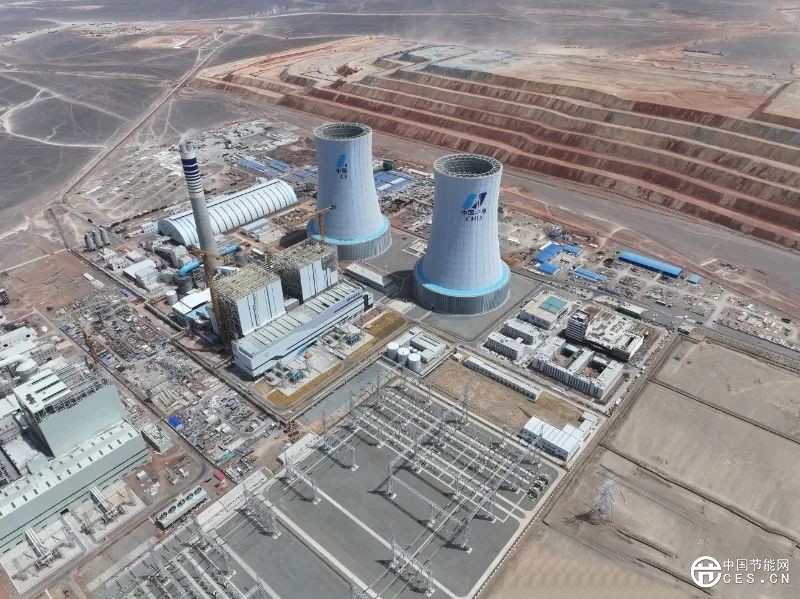 我國首個“沙戈荒”新能源外送基地首批機組在新疆投產(chǎn)發(fā)電