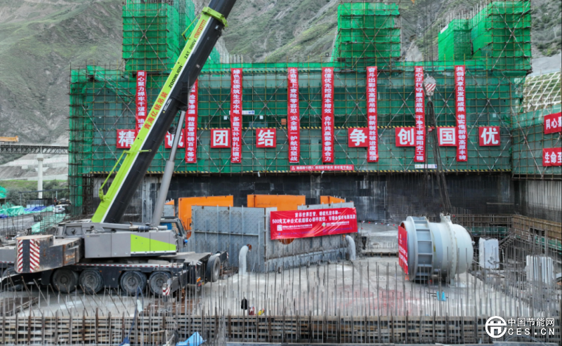 世界首臺(tái)（套）500兆瓦沖擊式水電機(jī)組配水環(huán)管吊裝作業(yè)正式啟動(dòng)