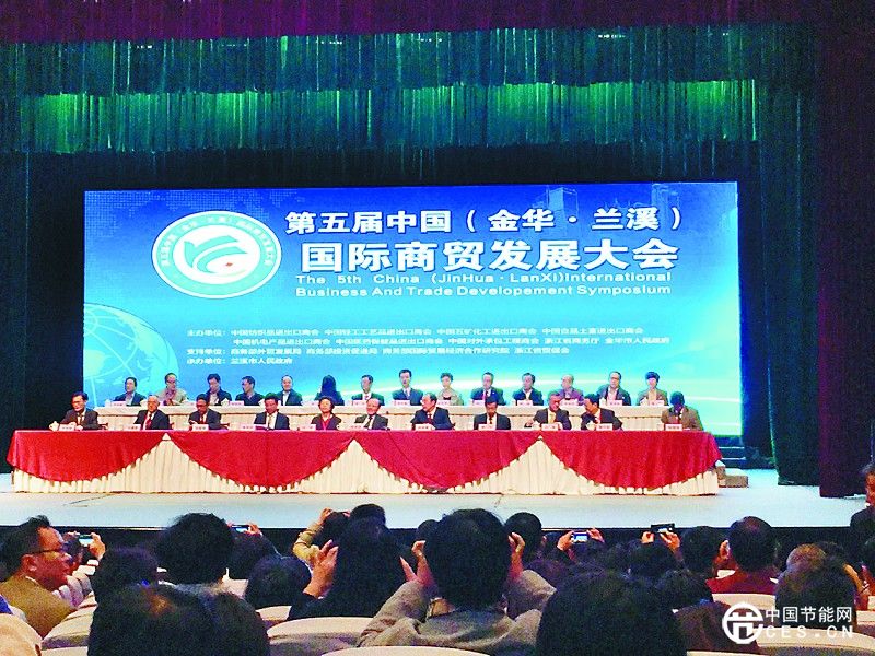 本報(bào)訊 “我們?cè)瓉硎且患覀鹘y(tǒng)的紡織企業(yè)，這幾年互聯(lián)網(wǎng)鋪天蓋地的改變了人們的生活方式。這次來就是想通過參加大會(huì)論壇，聽聽專家和知名企業(yè)關(guān)于傳統(tǒng)行業(yè)與互聯(lián)網(wǎng)結(jié)合的建議，看看對(duì)我自己的公司有沒有幫助?！眮喬徔椨邢薰镜狞S姓負(fù)責(zé)人說。