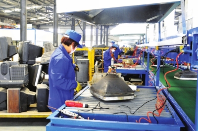 工人們正在拆解廢棄家電