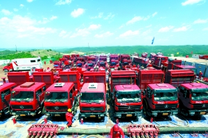 陜西延長(zhǎng)石油陸相頁巖氣水平井壓裂施工現(xiàn)場(chǎng)。（李華棟 攝）