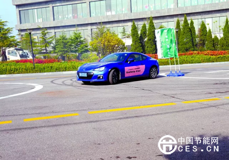 加注了甲醇汽油的賽車進(jìn)行了漂移表演