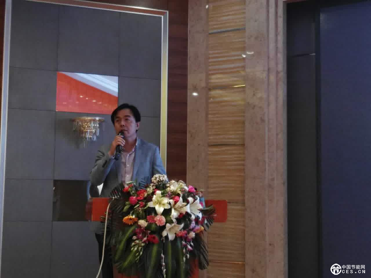 新疆德安環(huán)?？萍脊煞萦邢薰究偨?jīng)理葉松做會(huì)議總結(jié)