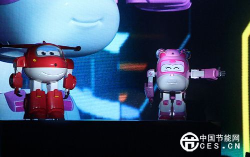 打造家庭智能心生態(tài) 奧飛推三款機(jī)器人