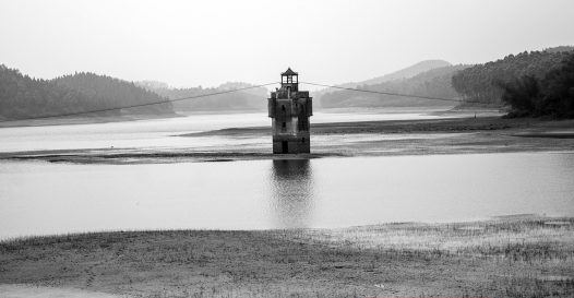 臺(tái)山白沙長(zhǎng)坑水庫(kù)曾一度缺水，碉樓成了水庫(kù)缺水的標(biāo)識(shí)。