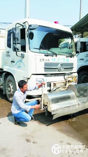 環(huán)衛(wèi)工將小噴頭變節(jié)水神器 洗路一年省水7萬噸