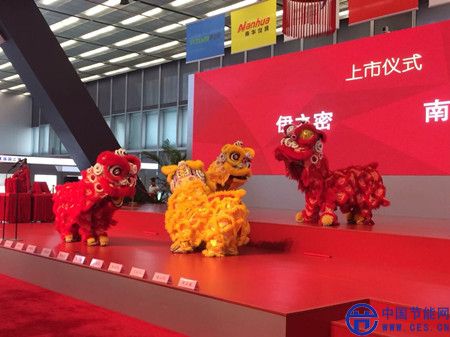 上市儀式現(xiàn)場的舞獅表演