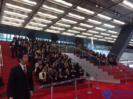 臺下坐滿了觀眾