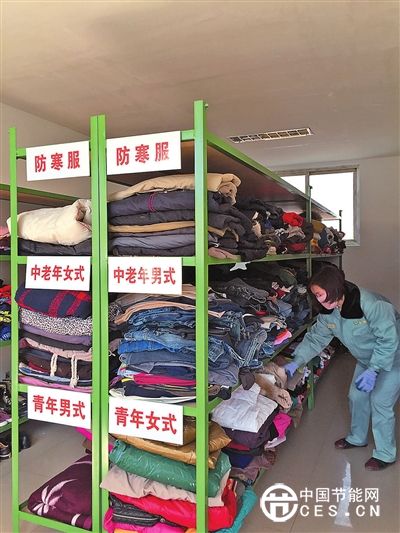 回收的衣物整齊分類疊放