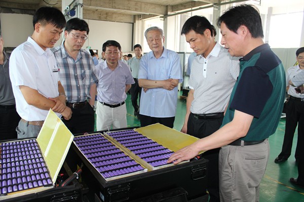 新能源汽車輕量化難度高 動(dòng)力電池成重負(fù)