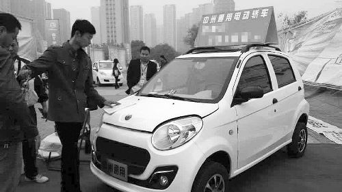 日前在駐馬店舉行的中部新能源汽車博覽會(huì)暨高峰論壇上，正在展示的電動(dòng)汽車