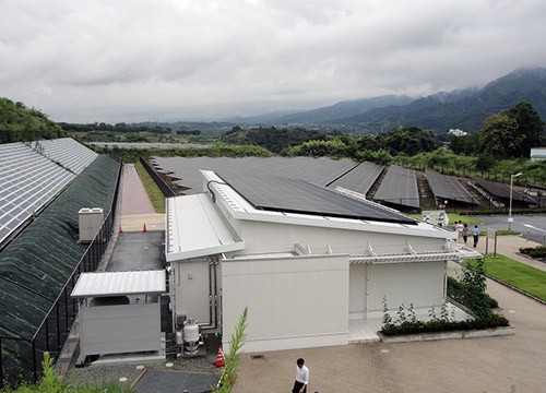 圖2：在屋頂上設(shè)置20kW太陽(yáng)能電池板的“夢(mèng)太陽(yáng)能館山梨”