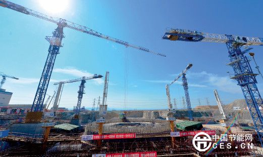 P46 2015 年6 月16 日，中國(guó)自主三代核電技術(shù)“華龍一號(hào)”示范工程——中核集團(tuán)福清核電5 號(hào)機(jī)組施工現(xiàn)場(chǎng)。新華社
