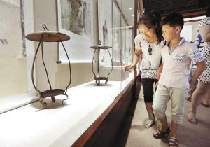 古代也有“節(jié)能燈” 百余件古燈具在鐘樓展出