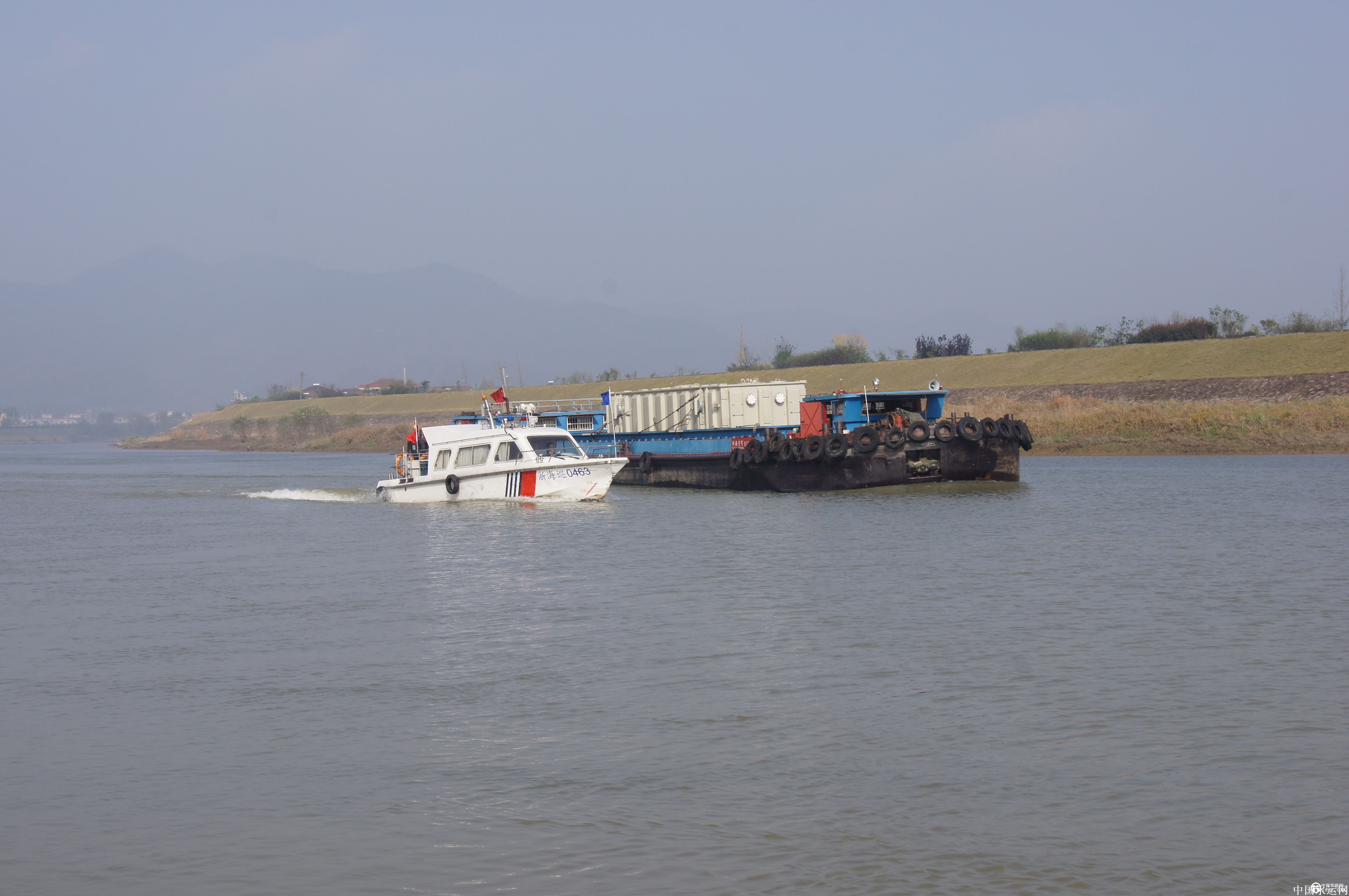 諸暨海事護(hù)航首臺(tái)“巨無(wú)霸”變壓器