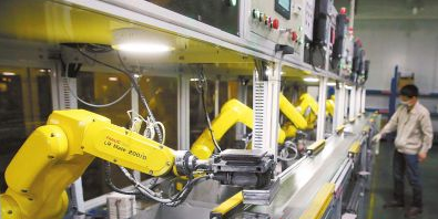 圖為長盈精密投入生產(chǎn)線的機器手。