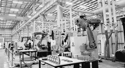 廣東佛山市順德利迅達(dá)生產(chǎn)的能自動(dòng)化拋光打磨水壺的機(jī)器人。