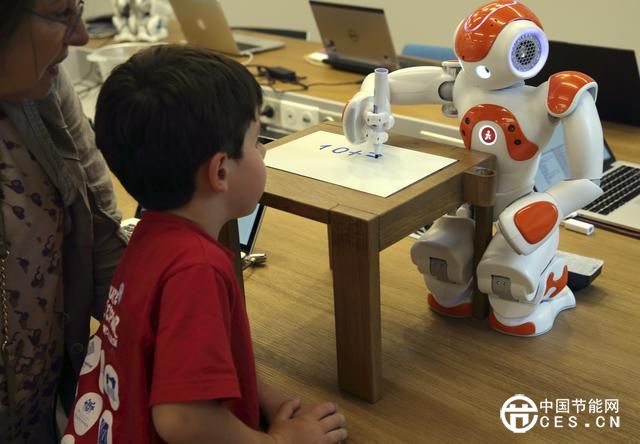 外媒稱機(jī)器人的興起或?qū)?dǎo)致近半美國人失業(yè)