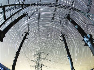 在國網(wǎng)安徽淮北供電公司智能變電站拍攝的星軌中的電網(wǎng)設備。中新社發(fā)