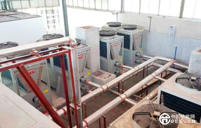 (圖為緬甸星月大酒店采用的芬尼克茲超級模塊+三聯(lián)供熱泵機房一角）